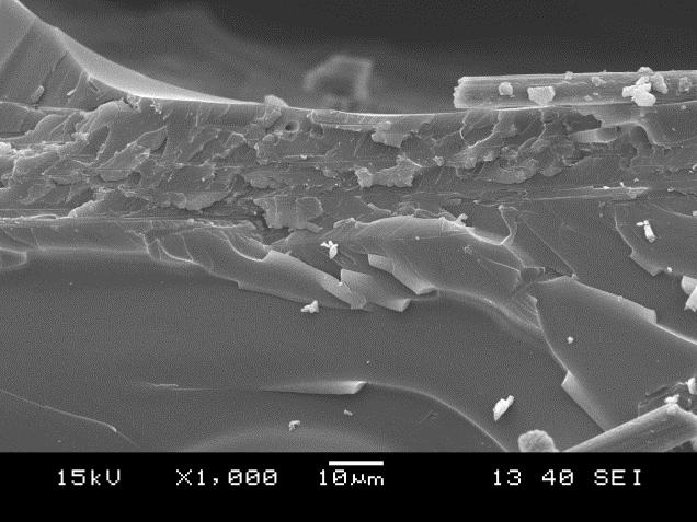 nanoszálerősítés egybefüggő rétege már látható, ott az is megfigyelhető, hogy a mátrixanyagon belüli repedések a nanoréteget