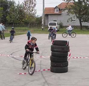bringás kulcsi láthatósági mellényben, biztonságban tekerhetett.