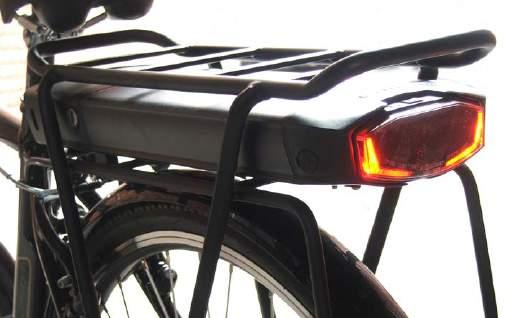 A LED diódás kijelzőn nyomon követhetjük az akku töltöttségét és a rásegítést.