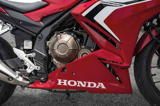 CSAK ELŐRE KÉT HENGER, EGY CÉL A CBR500R kifinomult, hatfokozatú váltóval társított, soros, kéthengeres motorja megdöbbentően erős.