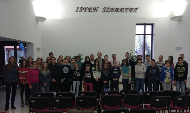 Nagy érdeklődéssel jöttek a testvérek, s közösen hallhattunk igei szolgálatokat: Ha van Isten, akkor miért van szenvedés, sírás, éhezés, háború témakörében és beszélgethettünk csoportokban erről