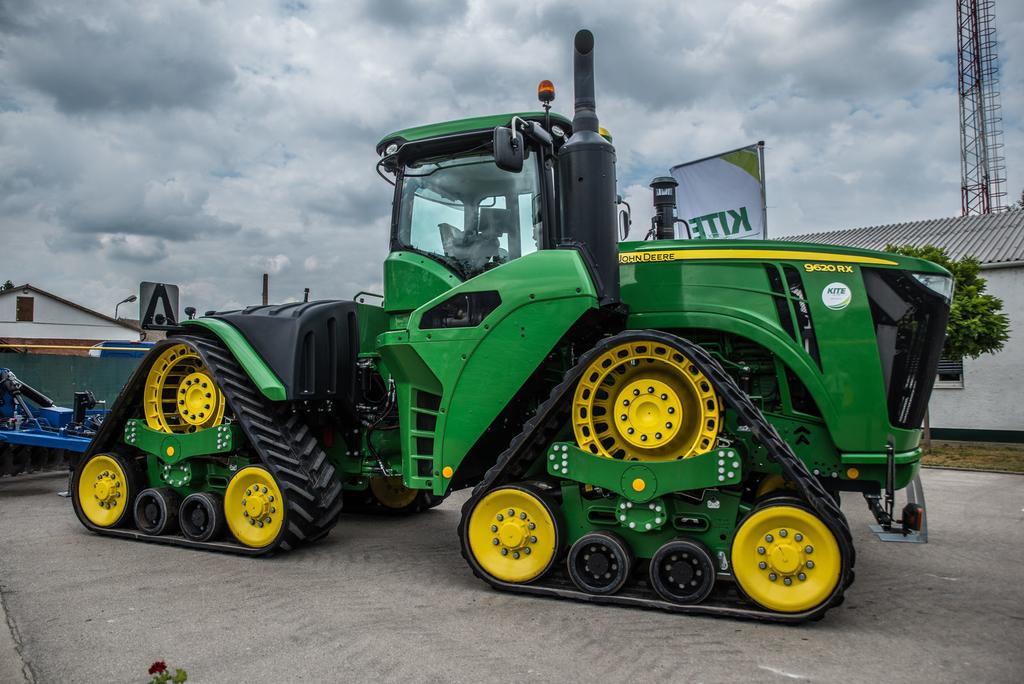 Ha John Deere és KITE, akkor onnan nem hiányozhatnak a traktorok. Így volt ez most is: teljes sorozattal a 145 lóerőstől a 345 lóerősig sorakoztak a gépek.