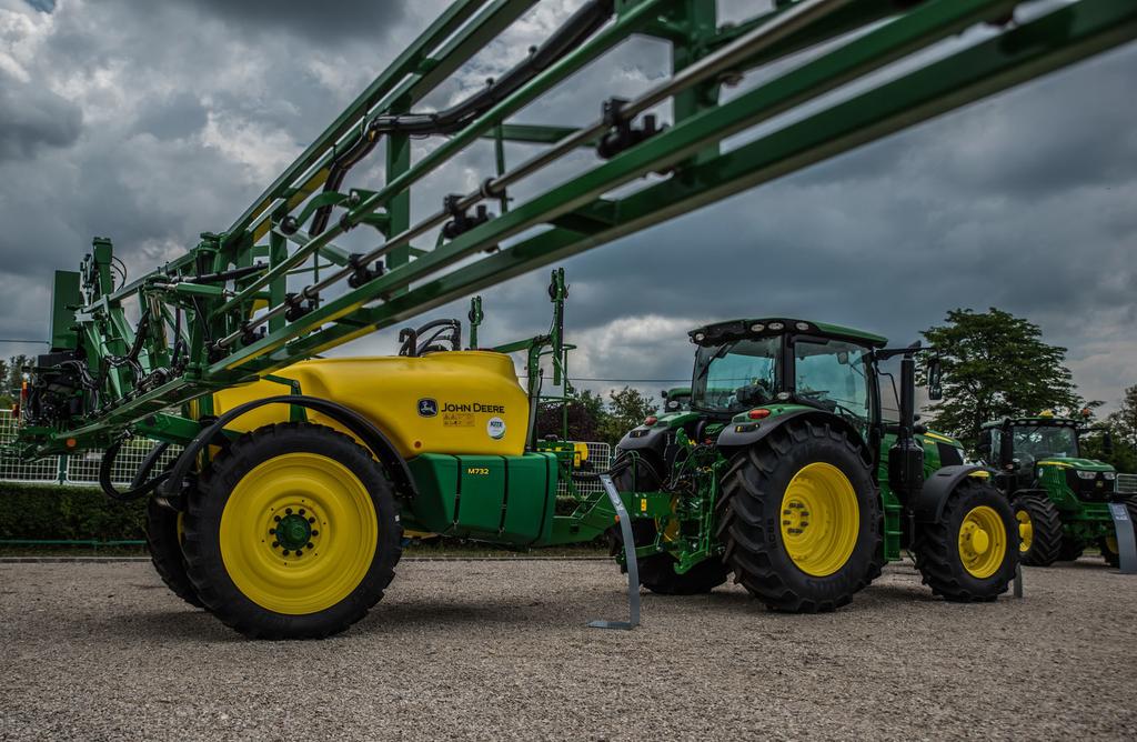 A John Deere permezőjét 27 méteres szórókerettel ajánlják.