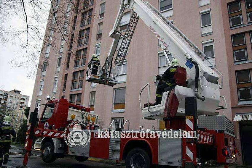 4. Tűzoltó egységek beavatkozását biztosító követelmények módosítás 1. Tűzoltási felvonulási terület, út: - teherbírás, geometriai méretek, egyéb jellemzők 2. Homlokzati mentési pontok kialakításai 3.