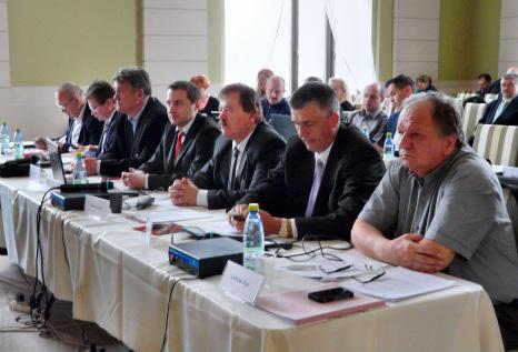 Ismét változott a testület összetétele, a főellenőré avanzsált Csirmaz Miklós (MKP) helyét Róbert Kuvik (SMER-SD) foglalta el.