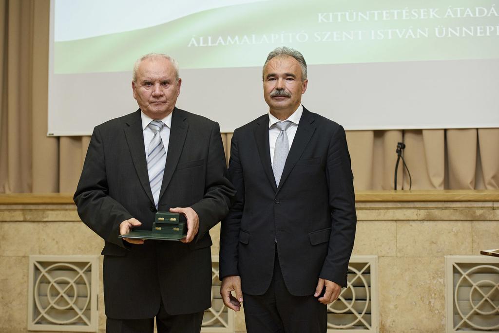 társadalmi és kulturális közéleti tevékenységéért. A Magyar Érdemrend Tisztikeresztje kitüntetésben részesült dr.