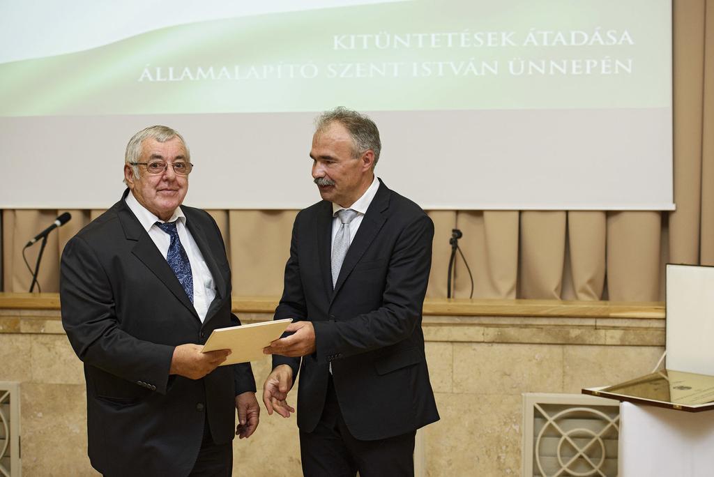 kutató munkájáért, a szarvasmarha állomány-egészségügy területén kifejtett sokrétű tudományszervező, ismeretterjesztő és gyakorlati állatorvosi tevékenységéért; dr.