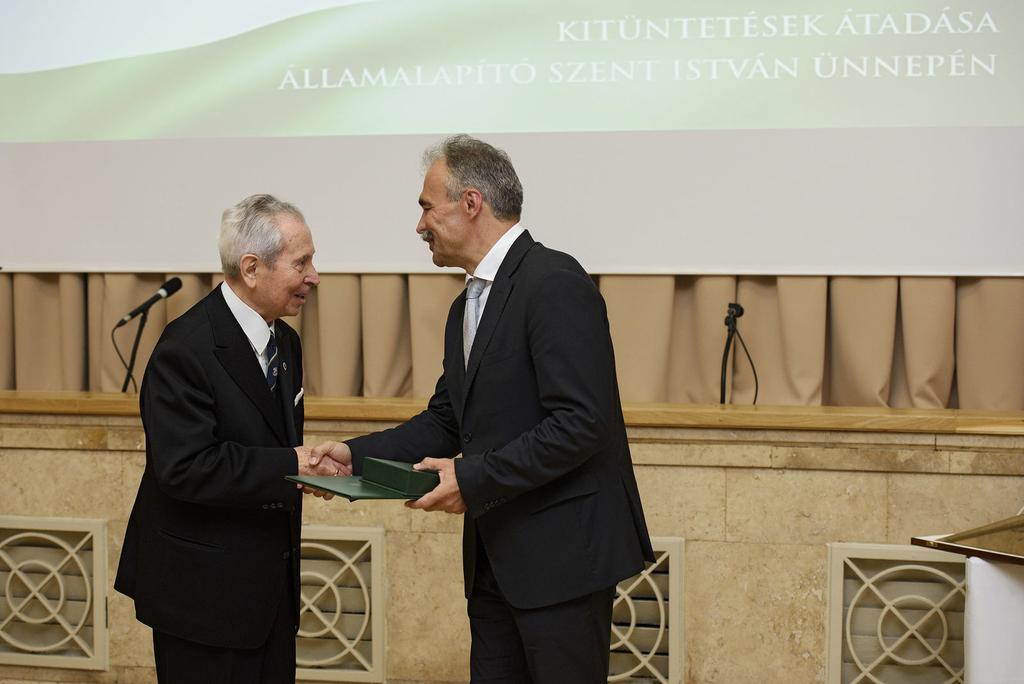 Az Életfa Emlékplakett Arany fokozatát vehette át Pál János Az Életfa Emlékplakett Arany fokozatát vehette át Naszvadi István, a Pilisi Parkerdő Zrt.