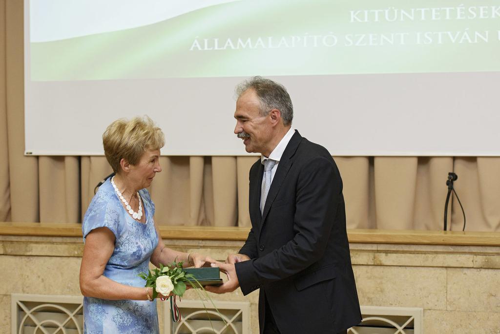 Életfa Emlékplakett Ezüst fokozata kitüntetést érdemelt ki dr. Halász Anna érdemelt ki dr.