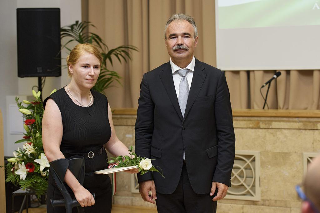 Miniszteri elismerő oklevelet érdemelt ki Kiss Andrea Erzsébet Kiss Andrea Erzsébet, az Agrárgazdasági Kutató Intézet tudományos segédmunkatársa a mezőgazdasági kockázatkezelési rendszer elemzésében,