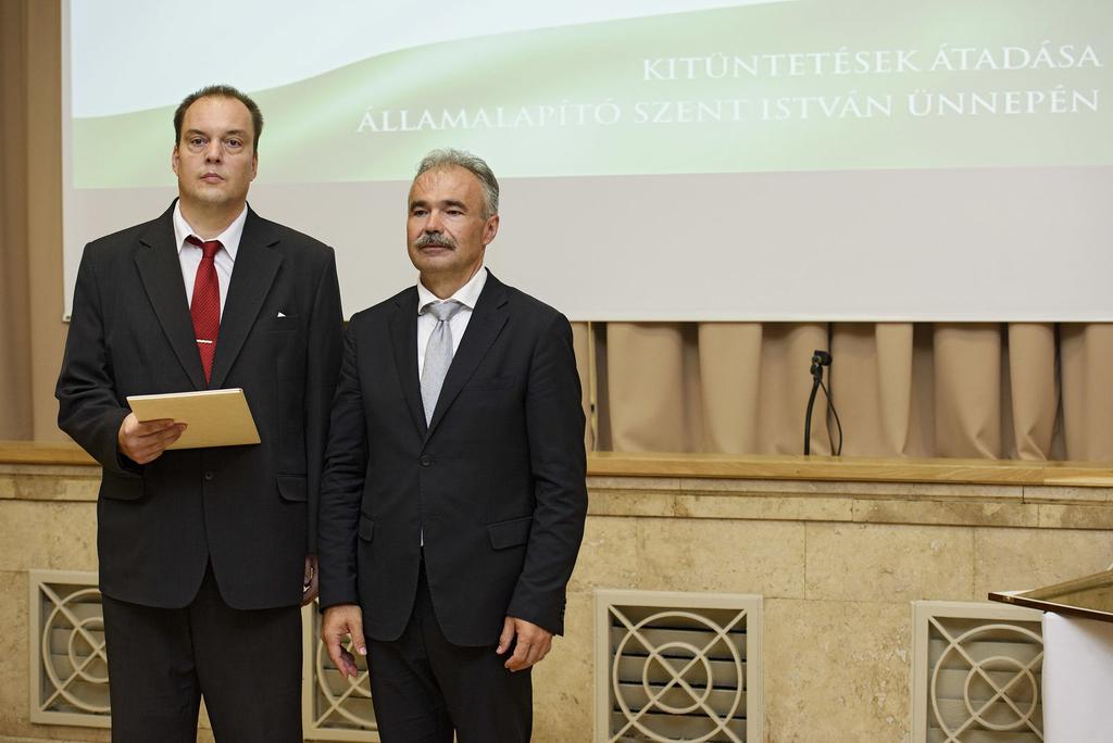 mezőgazdasági dolgozója, gépkezelője három és fél évtizede a géppark karbantartásában végzett kiváló tevékenységéért, traktoros munkájáért, nyugdíjba vonulása alkalmából; Kovács Zoltán László vadász,