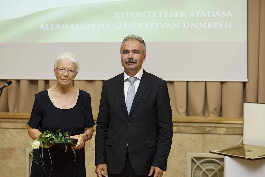 Magyar Érdemrend Tisztikeresztje kitüntetésben részesült dr. Kosáry Judit dr.