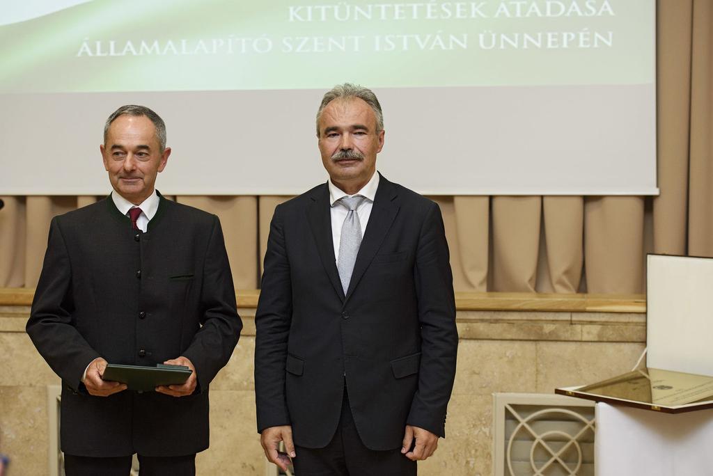 kiváló oktatói és kutatói tevékenységért, az utánpótlás-nevelésben elért eredményeiért és dr.