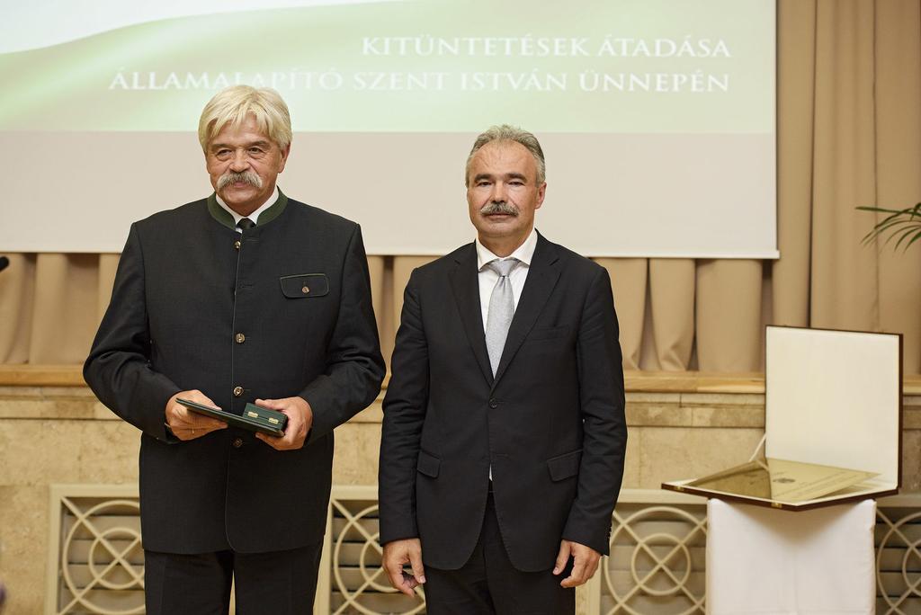 Magyar Arany Érdemkereszt kitüntetést vett át Bartucz Péter Magyar Arany Érdemkereszt kitüntetést vett át Bartucz Péter, a NYÍRERDŐ Nyírségi Erdészeti Zrt.
