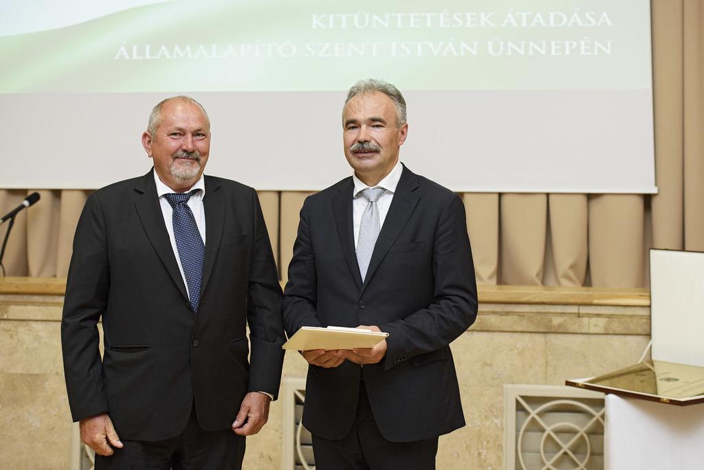 részére, továbbá Magyar Érdemrend Középkereszt polgári tagozat kitüntetésben részesítette Dr. Obádovics J.