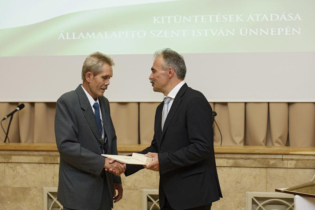elismert kiemelkedő tevékenységéért, kutatási munkájáért és dr.