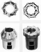 22. ábra: Fúrólyukbõvítõ a) mechanikus; b) hidraulikus a) b) ütõolló volt a fúrószárban, azonban a szerszám lengéscsillapítót nem tartalmazott, és emiatt többször lehetett a fúrószár rezonanciáját