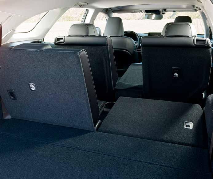 A LEXUS RX 450h L A SZABADIDŐAUTÓK ETALONJA HÉT ÜLÉSSEL Az RX 450h L modell a harmadik üléssor beépítésével sem vesztette el karcsú formáját és kiváló manőverező képességét.