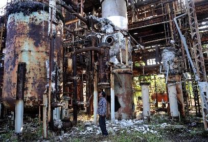 BHOPAL 1984. december Vegyipar Hirosimája Növényvédőszer-gyárból kiszabadult 40 tonna metilizocianát gáz 10 ezer ember azonnali halálát okozta, > 200 ezer ember súlyosan megbetegedett.