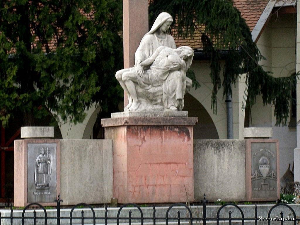 8 OROSHÁZI KATOLIKUS TUDÓSÍTÓ Az emlékmű Orosházán, a Jézus Szíve tiszteletére épült katolikus templom kertjében