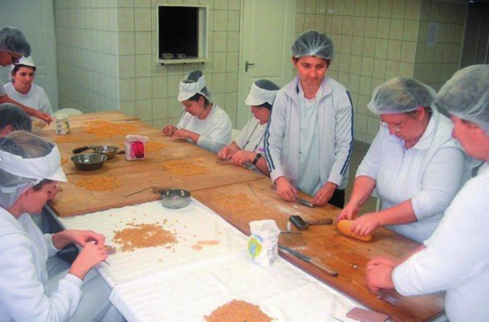 társadalmi problémákat, de nagyban hozzájárulhat az azok által okozott károk csökkentéséhez, segítve például a családok mindennapi megélhetését, illetve az ebben a keretben elsajátított kompetenciák