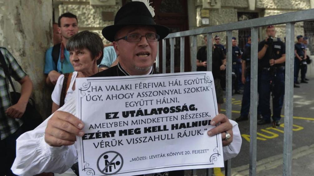 részt). Ezek híven bemutatják Orosz nyilvánosságbéli feltűnésének és tündöklésének, valamint a bukásának egy-egy fontos mozzanatát.