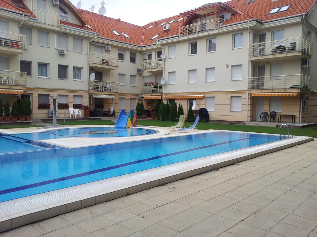 HAJDÚSZOBOSZLÓ Panoráma apartman ház Az apartmanok 1 hálószobából (franciaágy 2 fő részére) és 1 nappaliból állnak és, amelyhez amerikai konyha és fürdőszoba is tartozik.