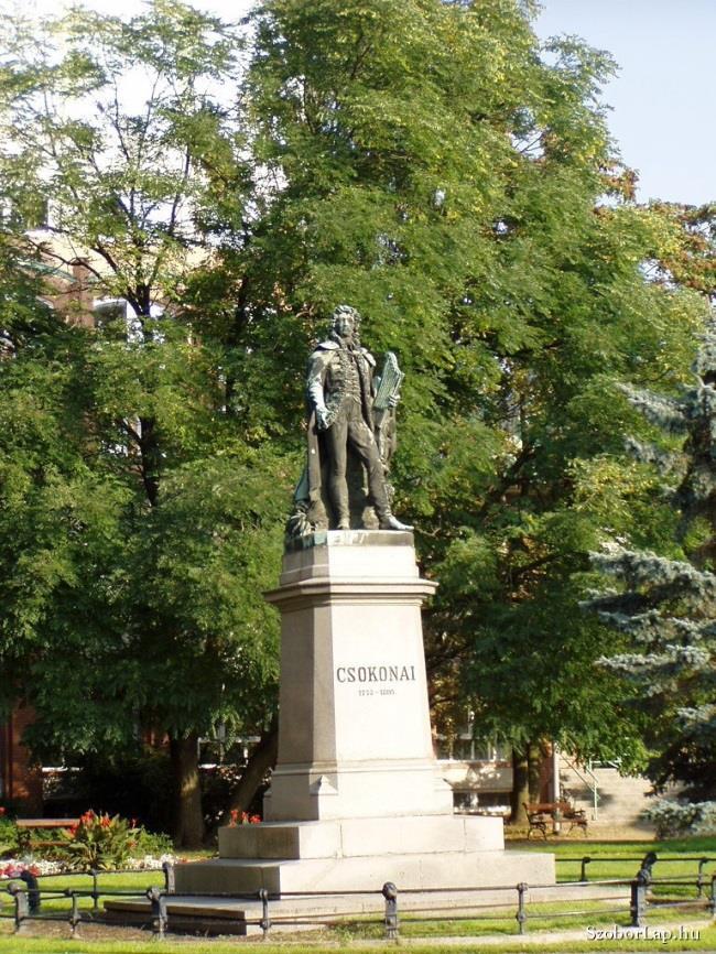 Csokonai Vitéz Mihály szobor A szobor