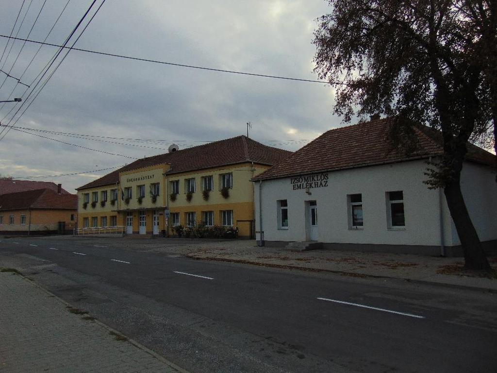 Izsófalva önkormányzata 2001. szeptember 15-én nyitotta meg az Izsó Miklós Emlékházat.