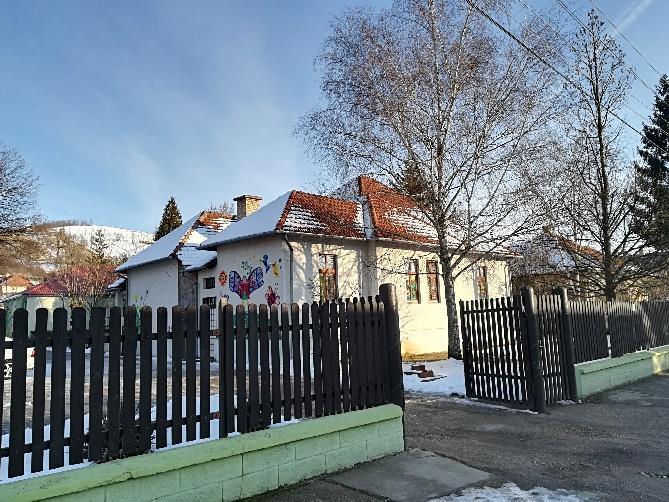 A falu középpontjában található a