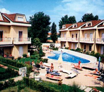 Standard lakások: a hálóban 3 fekhely, a nappaliban egy fős dívány, kis erkély, légkondicionáló (előrendelendő- felár!), parkoló. BALI***+ (Bilo/4 és Trilo/4(-5) ill. 6 fős) - strand 100 m.