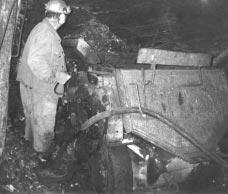 dolgozókhoz volt köthetõ. Az 1960-as években bevezetett mûszaki intézkedések (szellõztetés javítása, vizes fúrás stb.) hatására az 1970-es évektõl új megbetegedés csak elvétve fordult elõ.