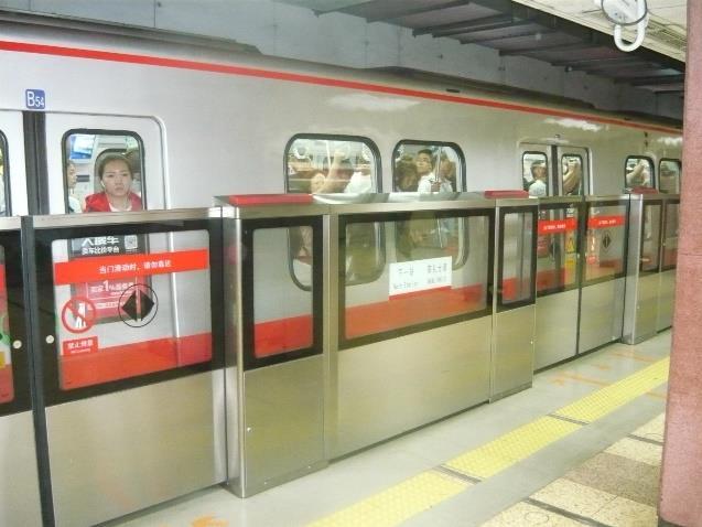 2. kép: Biztonsági kapu a pekingi metróállomáson Forrás: a szerző felvétele Európai szemmel határozottan kaotikusnak tűnik a kínai közlekedés, de sokkal szervezettebb és biztonságosabb, mint például