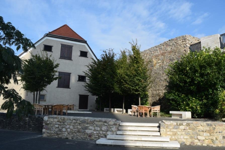 általában a korábbi években 17 órakor zárult minden nap, viszont nyáron az érkező turisták számára a 14 és 17 óra közötti, legmelegebb időszak kevésbé alkalmas a városnézésre, a délután későbbi