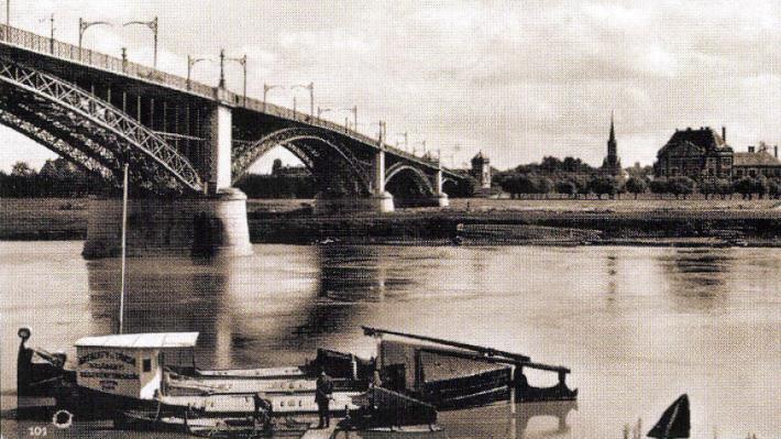 Szeged: a régi híd egyik pillére a meder szélén állt, a mozgásokat a nagy ívbe épített vonórúddal próbálták fékezni.