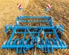 A szállítókerék kiemelt állapotban tehermentesíti a traktor hátsó tengelyét.