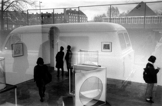 Lisson Gallery, London, Tony Fretton, 1992 A művészek kizárólag úgy beszélgethetnek egymással, hogy erőteljesen és energikusan felidézik a fogékonyságukat ösztönző dolgokat.