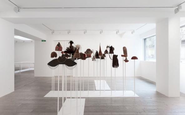 John az 1990-es évek elején tagja volt a kor egyik legvitatottabb művészeti mozgalmának, a Young British Artist csoportnak, melyet Damien Hirst vagy Tracey Emin neve fémjelzett és Charles Saatchi