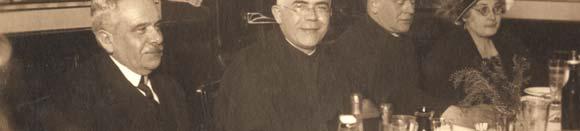 113 Láng Nándor (balra) Bangha Béla jezsuita páter és Lindenberger János prépost társaságában A Darkónál közel tíz évvel idősebb Láng Nándor tudományos tevékenységében a klasszikus nyelvek mellett