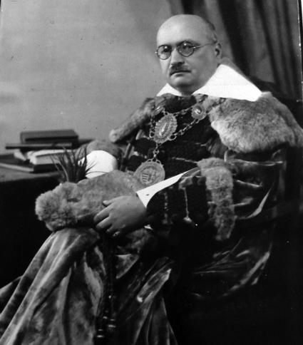 A BÖLCSÉSZETTUDOMÁNYI KAR, 1929 1945 69 A Pápay József halála miatt megüresedő magyar nyelvészeti tanszékre egy kiváló professzor érkezett Csűry Bálint (1886 1941), a kolozsvári református kollégium