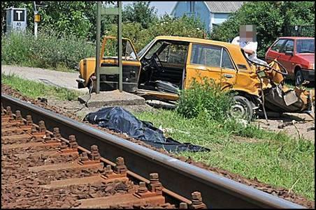 rülhető lett volna. Ezt a feltételezést erősíti az a tény, hogy a gépkocsi utasa az ütközés következtében könnyű sérüléseket szenvedett. 1.14 Próbák és kísérletek 7.