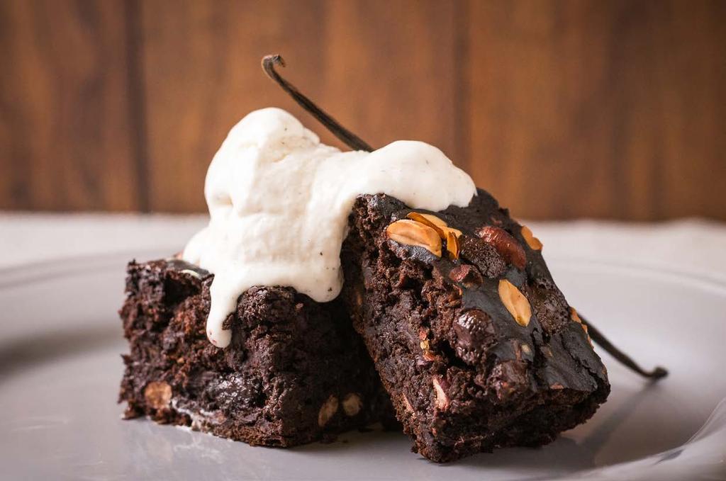 BABIE, táplálkozás avagy gasztronómia brownie babból, házi vaníliás joghurtfagyival Fotó: Ujvári Péter; photography.peterujvari.
