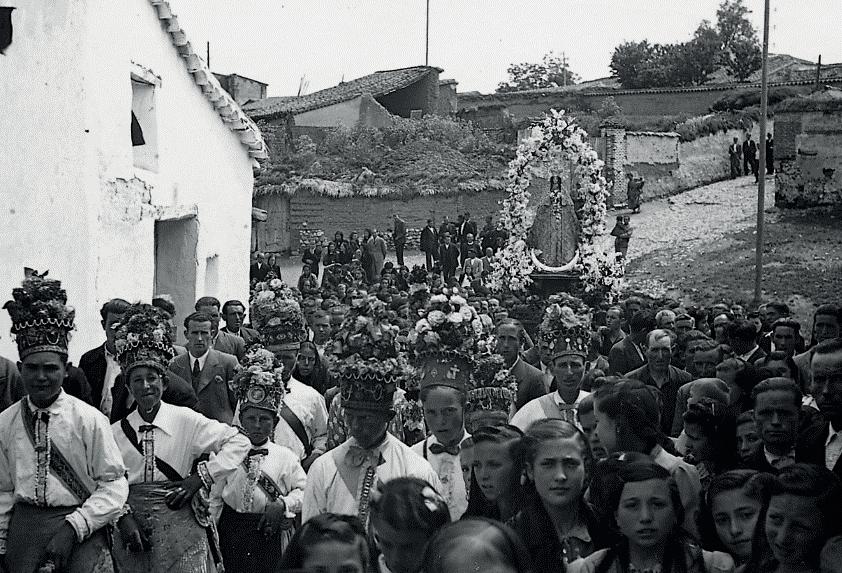 A Jesús por María A JESÚS POR MARÍA Francisco Maganto Méntrida tiene muchas cosas de valor: el casco histórico, el gran templo parroquial, su paisaje encantador y su vino famoso.