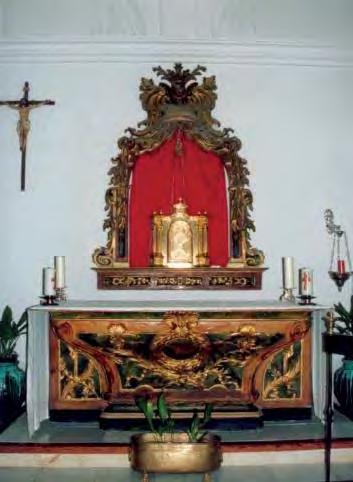 Está dotada con mobiliario antiguo de calidad, salvo un armario grande tipo castellano que se hizo en 1985. Las pinturas e imágenes que cobija fueron restauradas en 1997.