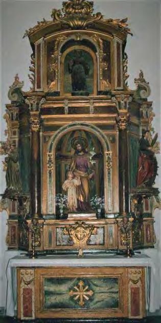 Adosados a los muros meridional y del cierzo se suceden retablos con imágenes de los siglos XVI y XVII, cuyos altares fueron restaurados en 1997.