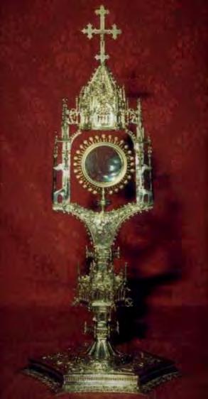 El actual sagrario fue realizado por el orfebre Félix Granda en 1947. Del anterior de 1763 son las dos columnas de mármol negro que fue destruido en 1936.