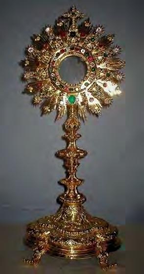 Lleva el escudo de Acción Católica, en calado de metal dorado, y remata con un pelícano y dos ángeles en bronce dorado. En la contraportada va la figura del Buen Pastor.