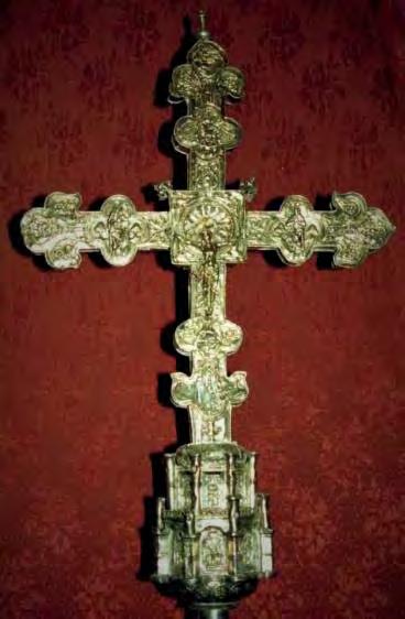 cruces de oro y brillantes. Se corona con un artesonado renacentista, sostenido por un friso en plata fundida que representa la entrada de Jesús en Jerusalén.