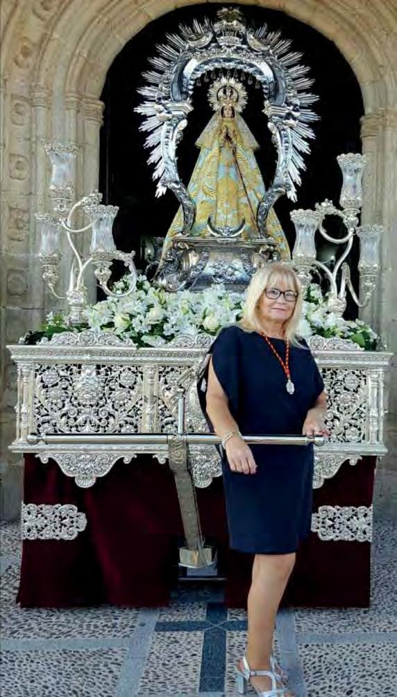 SALUDA Saluda CAMARERA Camarera MAYOR Mayor Ser camarera es todo un regalo, poder acompañarla de una manera tan cercana, tan especial, el prepararla para que podáis contemplar a Nuestra Madre con esa