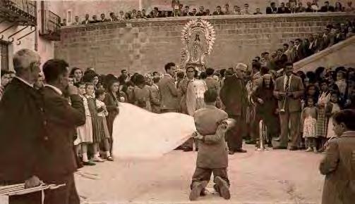 Símbolos marianos: el anagrama coronado y la aureola de estrellas Todos los símbolos del reverso redundarían en realzar la figura de la Virgen.